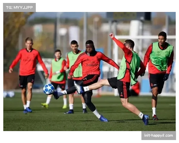 马德里丰收广场搭建巨型屏幕,数千球迷聚集观看争冠关键战